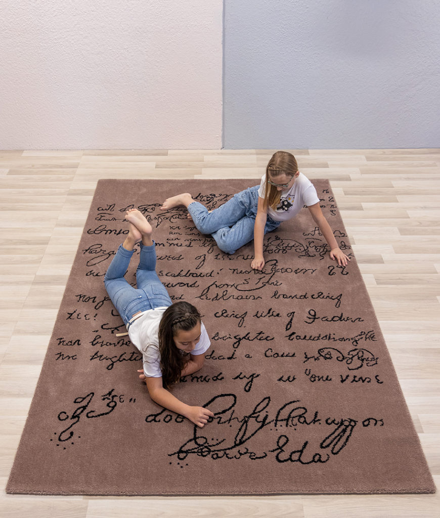 Chicas jugando en una alfombra