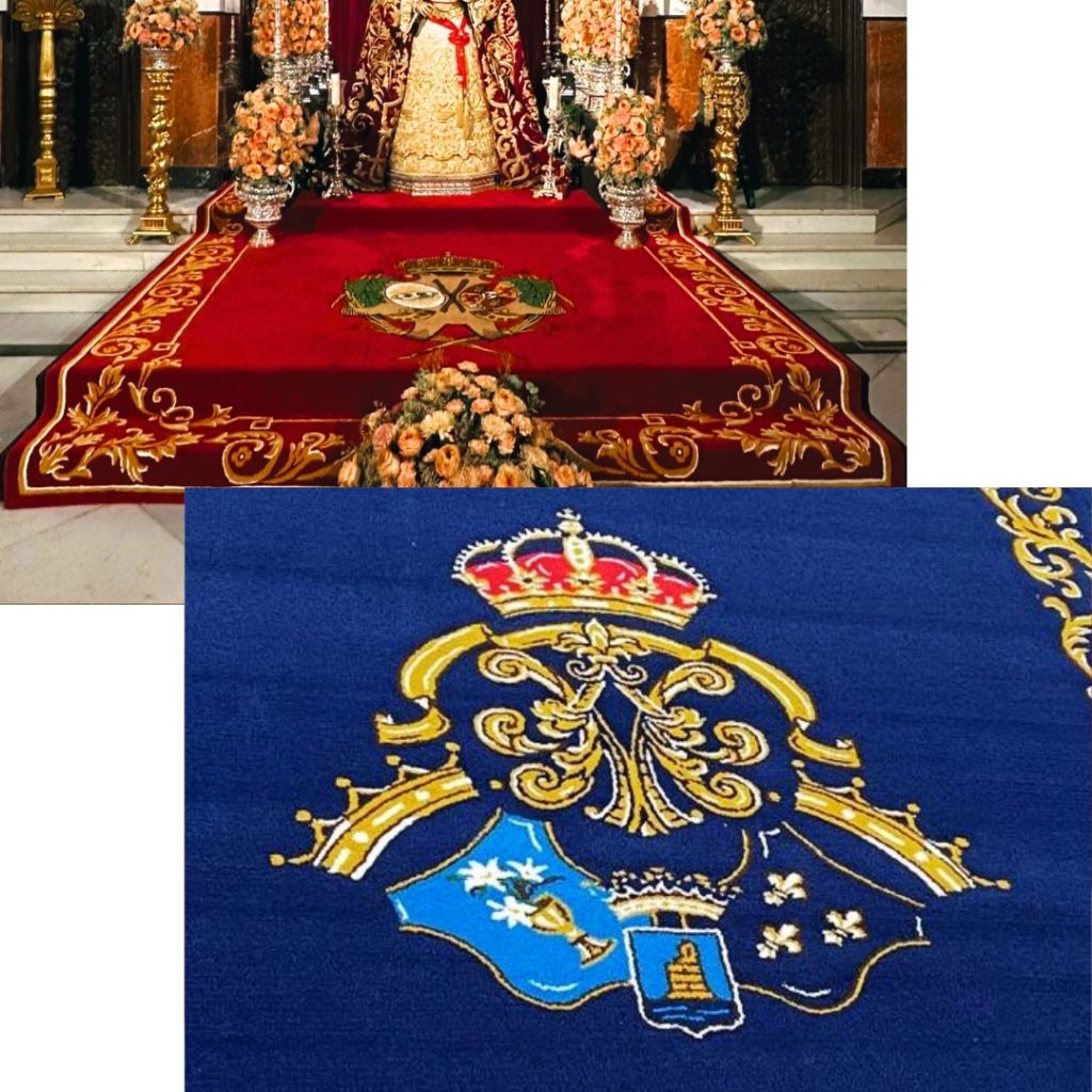 Collage de dos imágenes de alfombras con escudos para iglesias y hermandades, la primera en el altar de una iglesia, y la segunda en primer plano