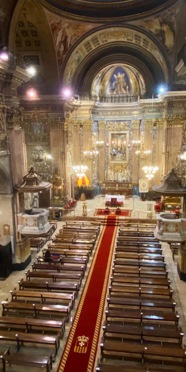 Imagen de la Basílica de la Merced en Barcelona, con una alfombra personalizada de Alfombras Hispania