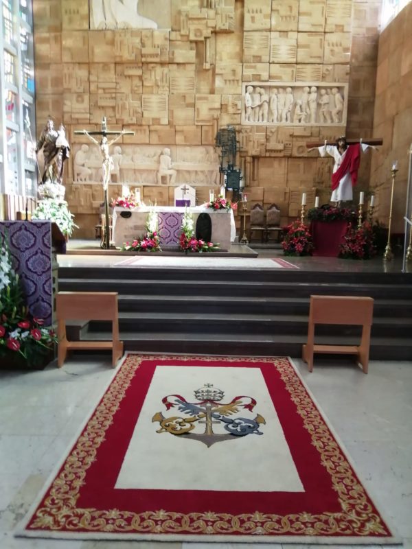 imagen de alfombra a medida con escudo, solicitada para un altar. Los motivos elegidos por el cliente son de carácter litúrgico