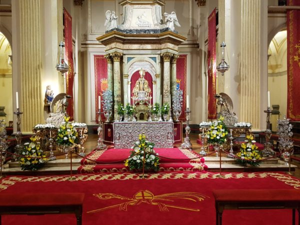Imagen del altar de la capilla de San Fermín, con una alfombra personalizada para iglesia de Alfombras Hispania