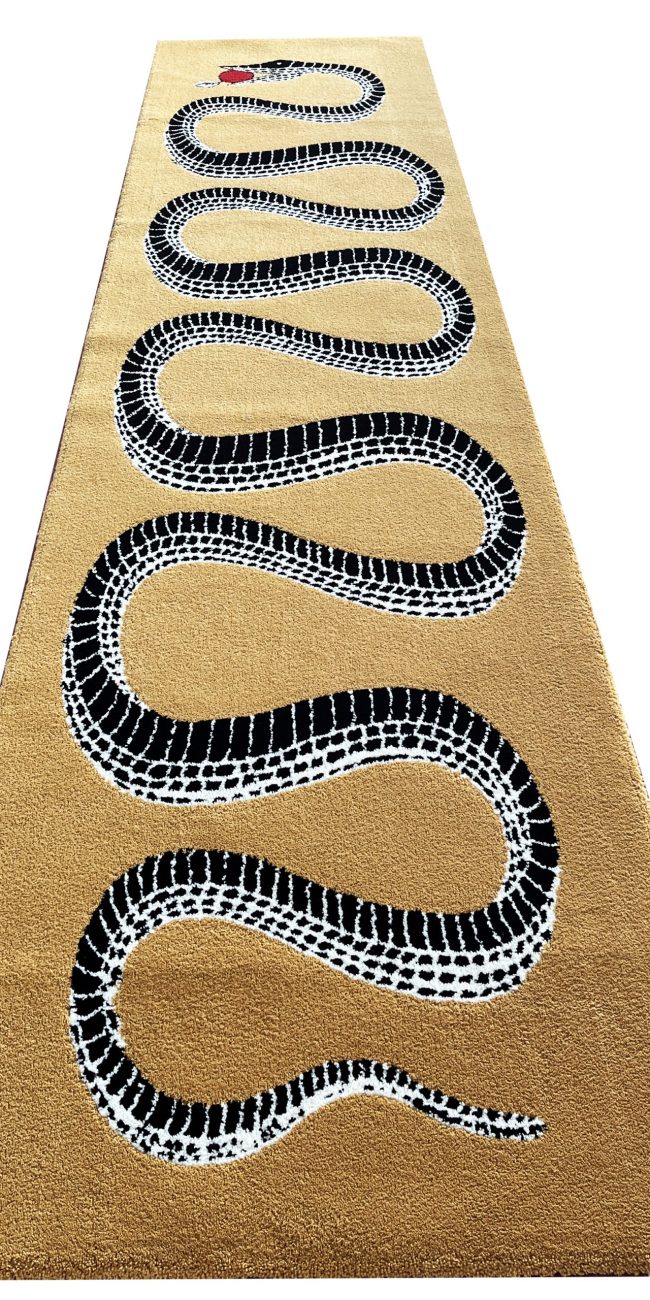 Una alfombra para escalera de serpientes realistas para un restaurante de lujo en Sevilla. Te contamos paso a paso como fue el proyecto.