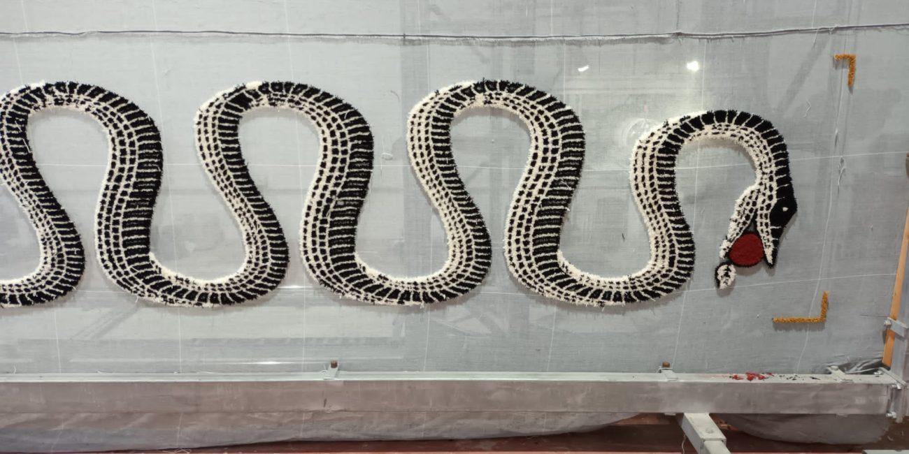 Una alfombra para escalera de serpientes realistas para un restaurante de lujo en Sevilla. Te contamos paso a paso como fue el proyecto.