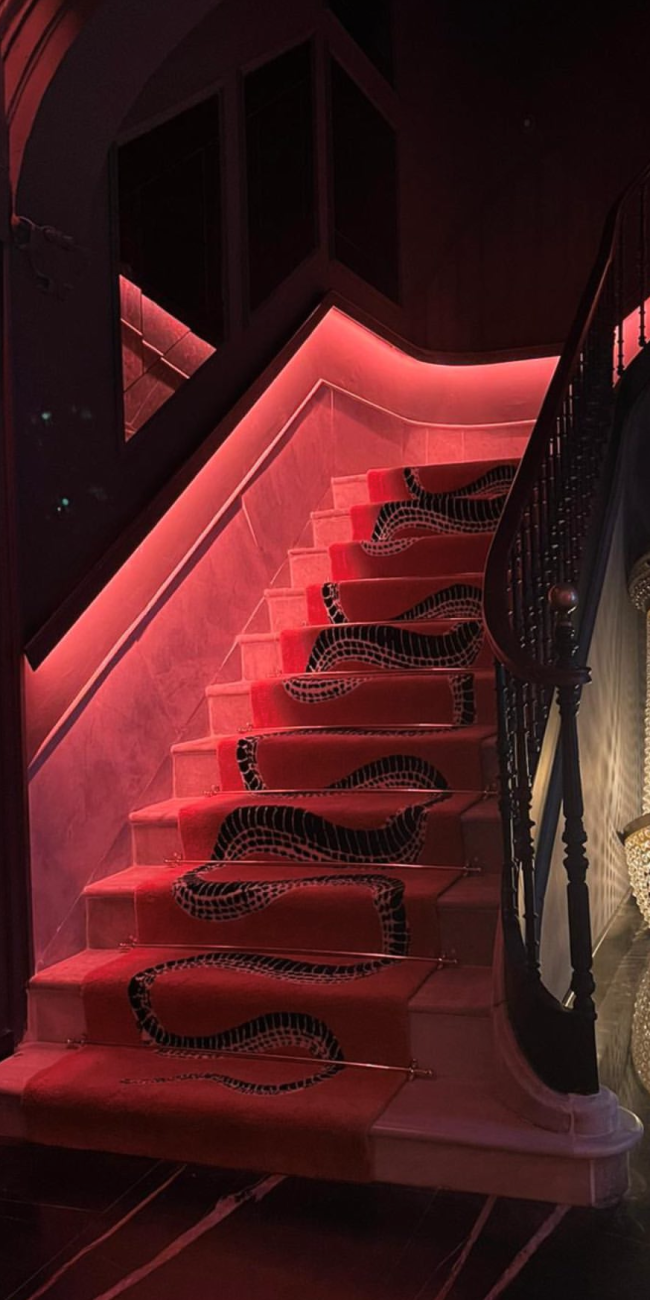 Una alfombra para escalera de serpientes realistas para un restaurante de lujo en Sevilla. Te contamos paso a paso como fue el proyecto.