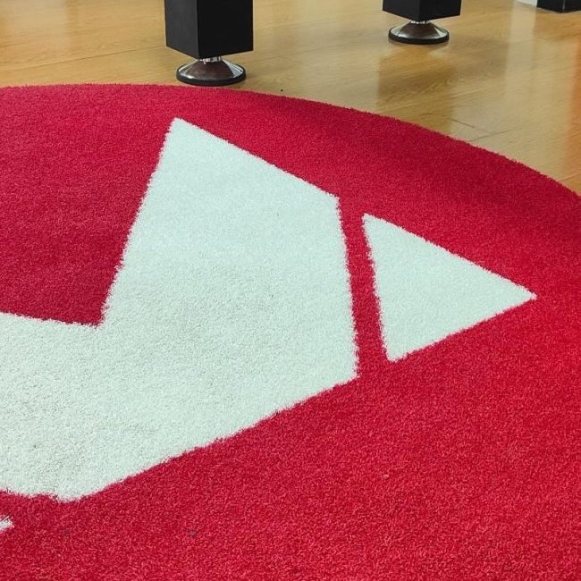 imagen alfombra corporativa personalizada apta para exterior en color rojo y blanco por Alfombras Hispania