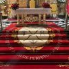 Alfombra de una hermandad, luciendo sobre las escaleras de un altar