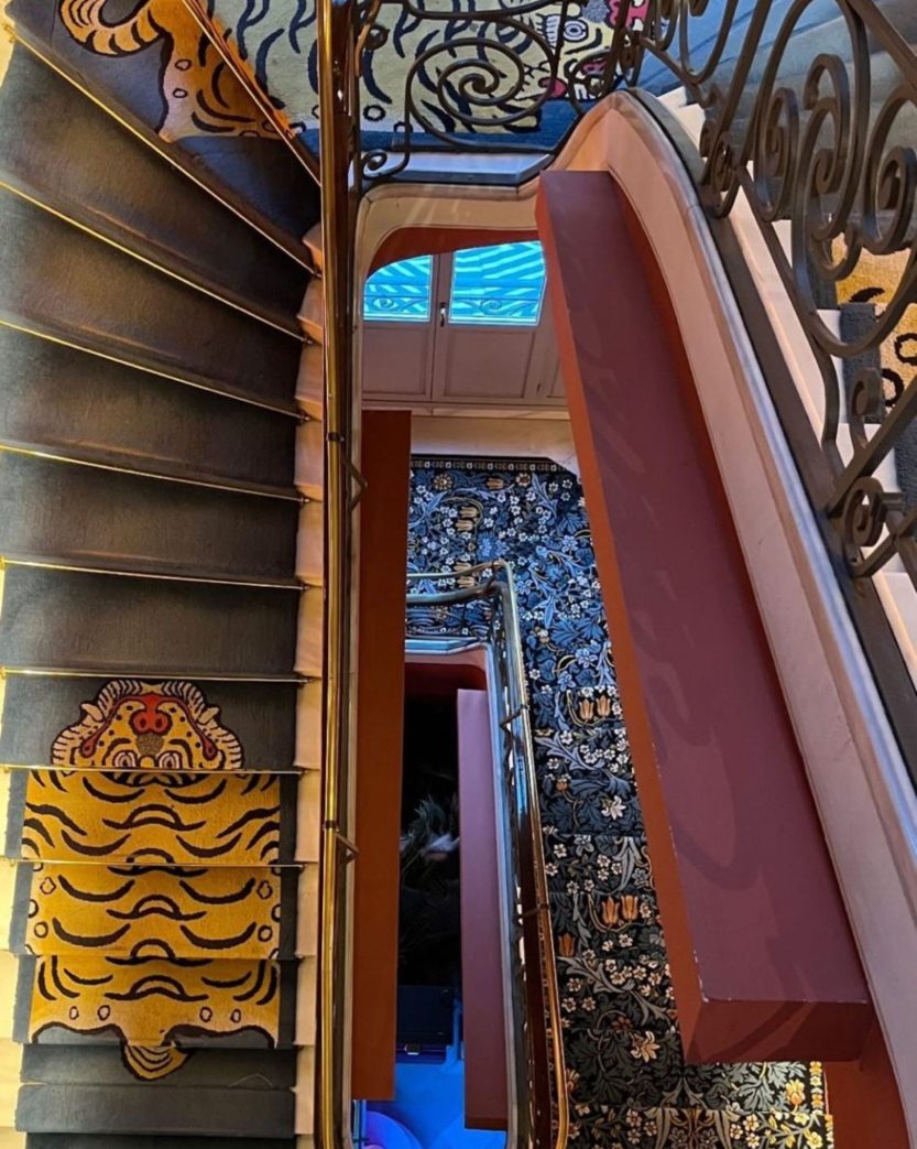 Alfombra elegante en la escalera de un restaurante de alto nivel