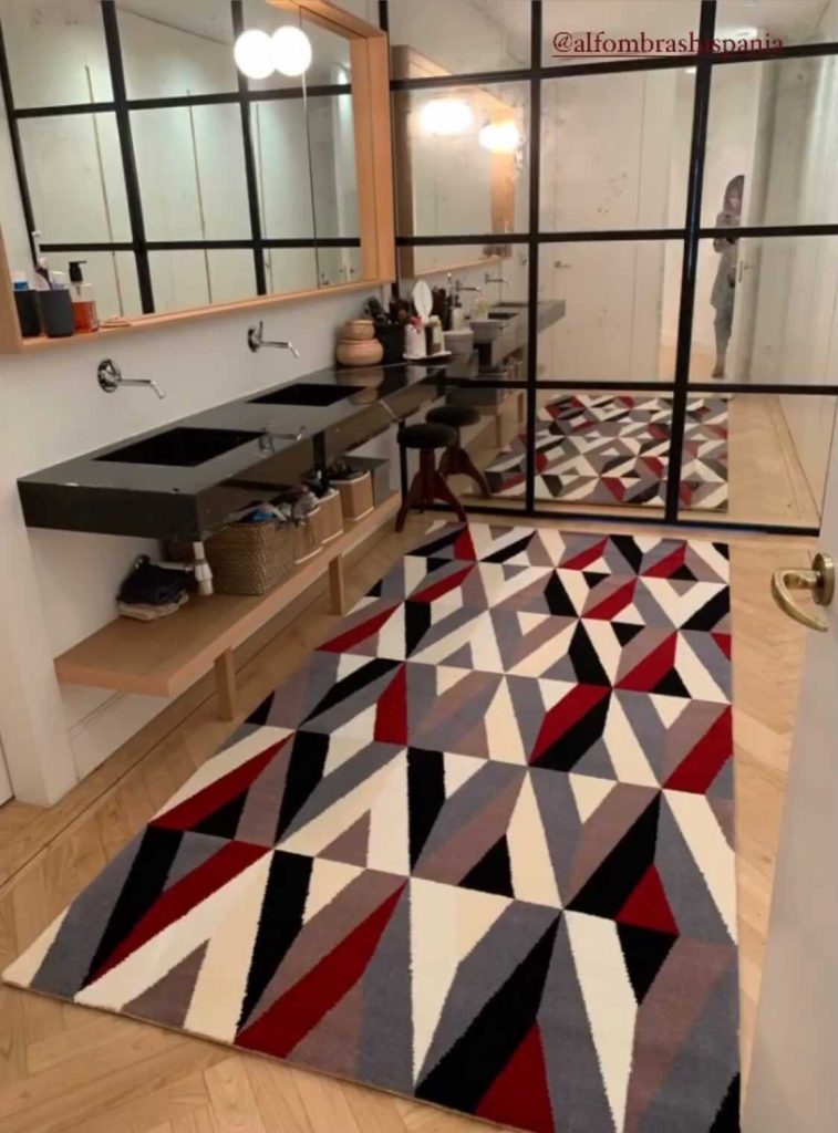 Alfombra multicolor de diseño moderno, fabricada por Alfombras Hispania para VEsARTE-Madrid