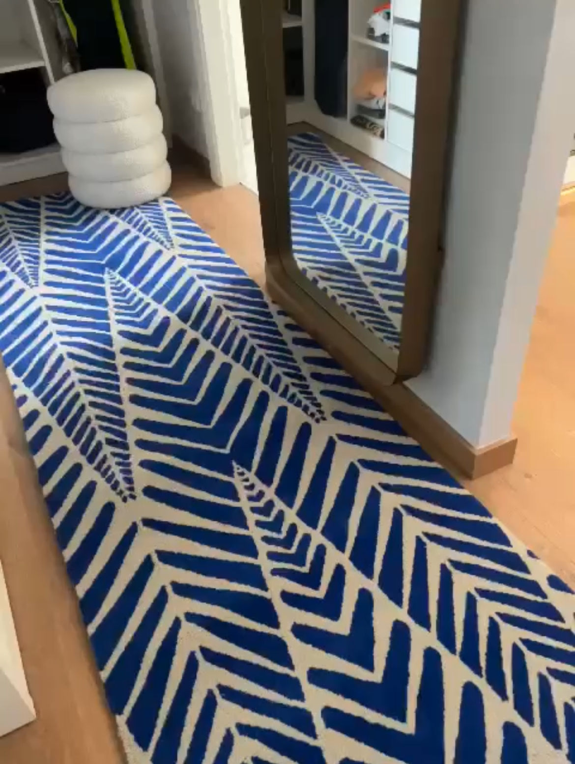 Alfombra geométrica en blanco y azul, fabricada por Alfombras Hispania para VEsARTE-Madrid