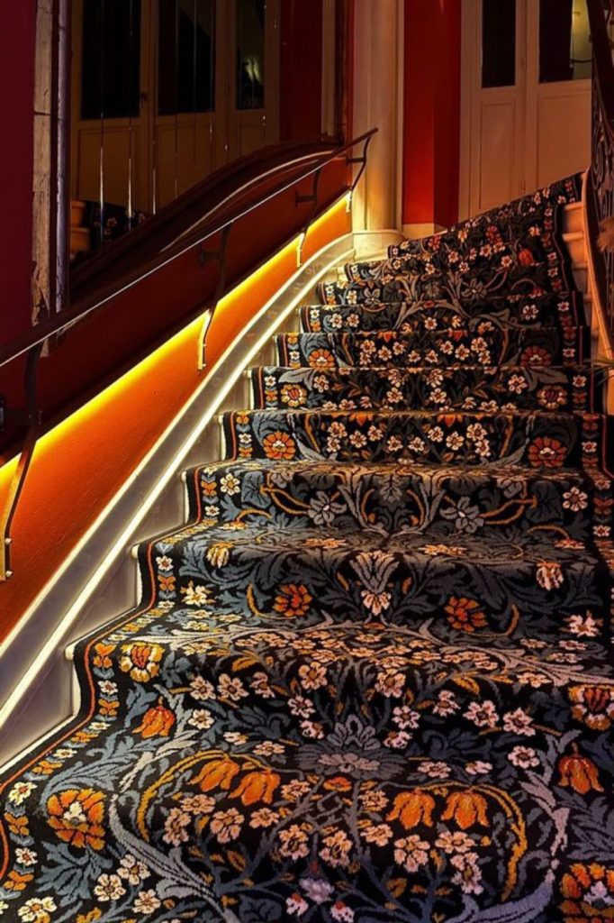 Alfombra en las escaleras de un lujoso restaurante español