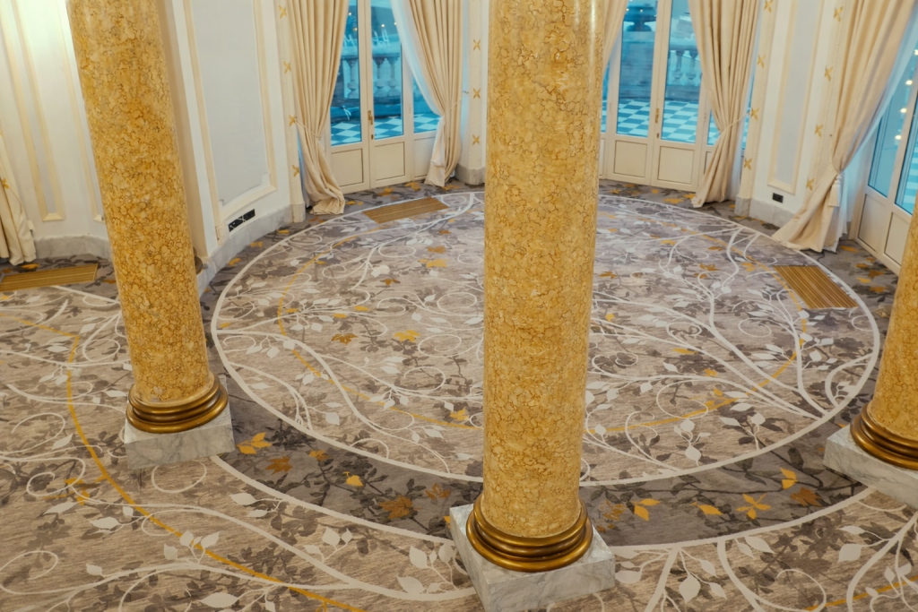 Alfombra de alto diseño en una amplia sala de un hotel de San Sebastián