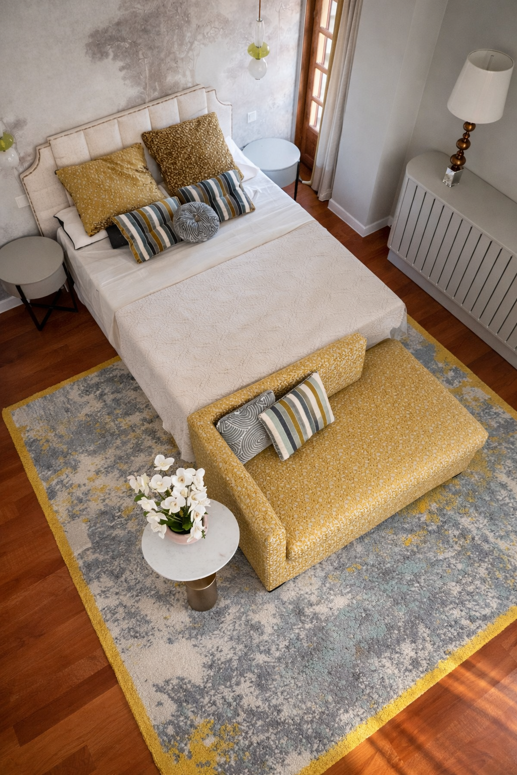 Alfombra en un lujoso dormitorio con un sofá junto al pie de la cama